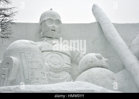 Sapporo, Japon. Feb 6, 2017. Une grande sculpture de neige avec Star Wars est affiché lors de l'Assemblée Sapporo Snow Festival à Sapporo au Japon, le nord de l'île de Hokkaido le Lundi, Février 6, 2017. La semaine du festival des neiges a commencé à Février 12 et de plus de 2,5 millions de personnes s'attendent à visiter le festival. Credit : Yoshio Tsunoda/AFLO/Alamy Live News Banque D'Images