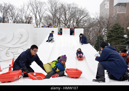 Sapporo, Japon. Feb 6, 2017. Les enfants jouent sur la neige glisse lors de l'Assemblée Sapporo Snow Festival à Sapporo au Japon, le nord de l'île de Hokkaido le Lundi, Février 6, 2017. La semaine du festival des neiges a commencé à Février 12 et de plus de 2,5 millions de personnes s'attendent à visiter le festival. Credit : Yoshio Tsunoda/AFLO/Alamy Live News Banque D'Images