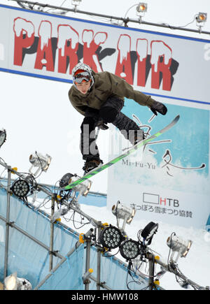 Sapporo, Japon. Feb 6, 2017. Un planchiste saute en l'air pour une démonstration lors de l'Assemblée Sapporo Snow Festival à Sapporo au Japon, le nord de l'île de Hokkaido le Lundi, Février 6, 2017. La semaine du festival des neiges a commencé à Février 12 et de plus de 2,5 millions de personnes s'attendent à visiter le festival. Credit : Yoshio Tsunoda/AFLO/Alamy Live News Banque D'Images