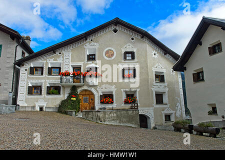 Maison typique de l''Engadine au La Plazetta square, Scuol, Engadine, Grisons, Grisons, Suisse Banque D'Images