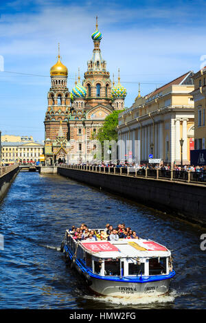 Bateau de tourisme d'excursion sur le canal en face de l'Église de le Sang Versé, Saint-Pétersbourg, Russie Banque D'Images