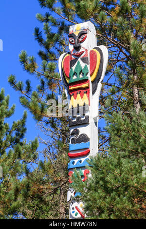 Totem, pour l'artiste Tom Thomson Memorial, Canoe Lake, le parc provincial Algonquin, en Ontario, province, Canada Banque D'Images