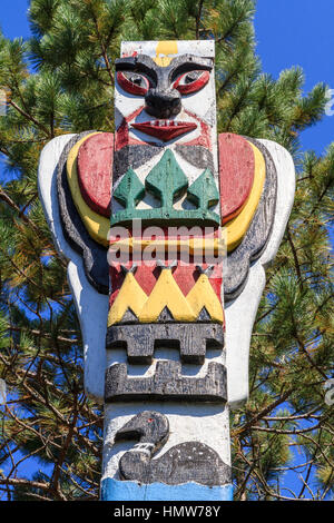 Totem, pour l'artiste Tom Thomson Memorial, Canoe Lake, le parc provincial Algonquin, en Ontario, province, Canada Banque D'Images