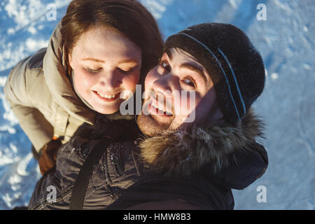 Portrait d'hiver beau couple voyager,rire randonneur, couple homme émotif et de la langue,fille,randonneurs selfies fou Banque D'Images