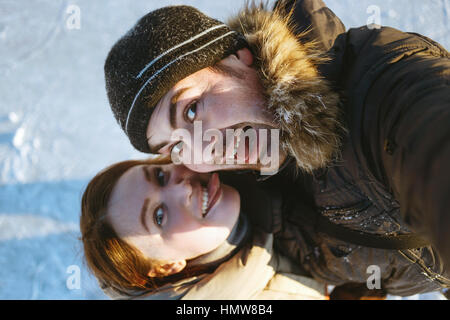 Portrait d'hiver beau couple voyager,rire randonneur, couple homme émotif et de la langue,fille,selfies fou les randonneurs. Banque D'Images