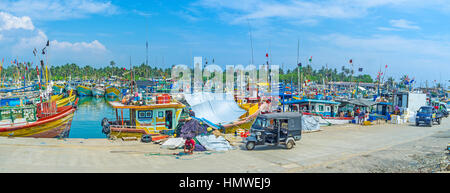 MIRISSA, SRI LANKA - 3 décembre 2016 : le pêcheur coud le net au port de pêche, le 3 décembre à Mirissa. Banque D'Images