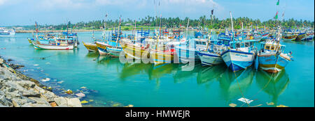 MIRISSA, SRI LANKA - 3 décembre 2016 : les bateaux de pêche pris en sandwich l'un à l'autre à port de pêche, le 3 décembre à Mirissa. Banque D'Images