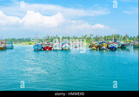 MIRISSA, SRI LANKA - 3 décembre 2016 : le bateaux de pêche colorés, entouré par les eaux bleues du port, le 3 décembre à Mirissa. Banque D'Images