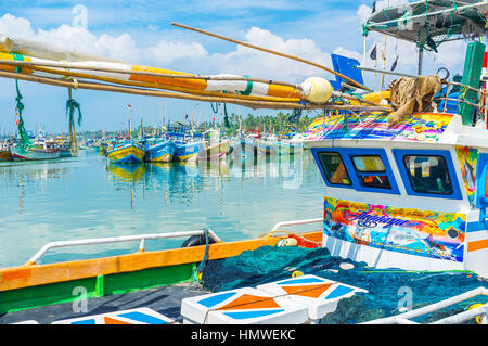 MIRISSA, SRI LANKA - décembre 3, 2016 : La vue sur le port de pêche par le biais de la voile coloré, le 3 décembre à Mirissa. Banque D'Images