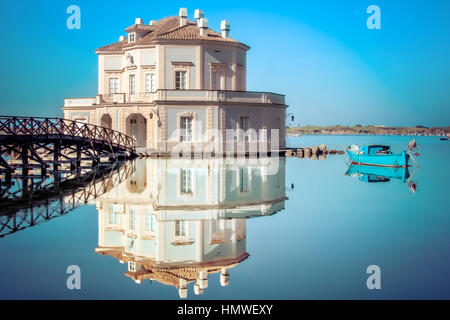 Lago Fusaro's Casina Vanvitelliana, près de Naples, Italie prise en octobre 2012. Banque D'Images