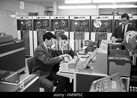 Douglas Ginsburg (extrême gauche) et Jeff Tarr (centre), de fonctionnement correspondent, le premier ordinateur service de rencontres. Banque D'Images