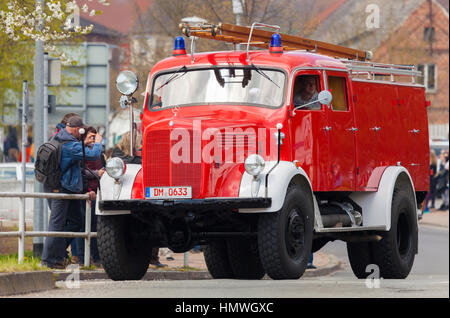Altentreptow / Allemagne - mai 1, 2015 : l'allemand mercedes benz camion à incendie de disques sur un oldtimer oldtimer street à afficher sur le 1er mai 2015 à altentreptow, ger Banque D'Images