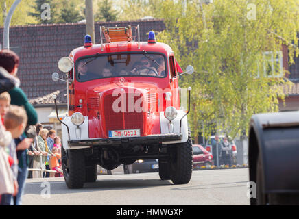 Altentreptow / Allemagne - mai 1, 2016 : l'allemand mercedes benz camion à incendie de disques sur un oldtimer oldtimer street à afficher sur le 1er mai 2016 à altentreptow, ger Banque D'Images