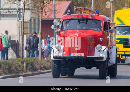 Altentreptow / Allemagne - mai 1, 2016 : l'allemand mercedes benz camion à incendie de disques sur un oldtimer oldtimer street à afficher sur le 1er mai 2016 à altentreptow, ger Banque D'Images