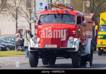 Altentreptow / Allemagne - mai 1, 2016 : l'allemand mercedes benz camion à incendie de disques sur un oldtimer oldtimer street à afficher sur le 1er mai 2016 à altentreptow, ger Banque D'Images