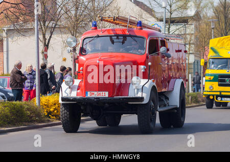 Altentreptow / Allemagne - mai 1, 2016 : l'allemand mercedes benz camion à incendie de disques sur un oldtimer oldtimer street à afficher sur le 1er mai 2016 à altentreptow, ger Banque D'Images