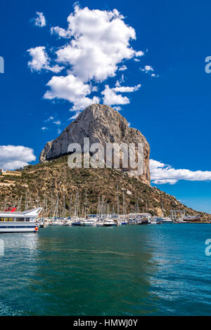 Calpe est une ville côtière située dans la comarque de la Marina Alta, dans la province d'Alicante, Communauté Valencienne, Espagne, par la mer Méditerranée. Banque D'Images