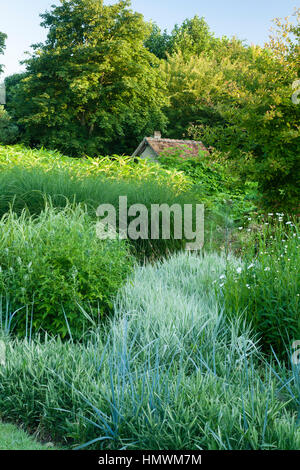 Chambres d'herbes au printemps, les Jardins du pays d'Auge, Normandie, France Banque D'Images