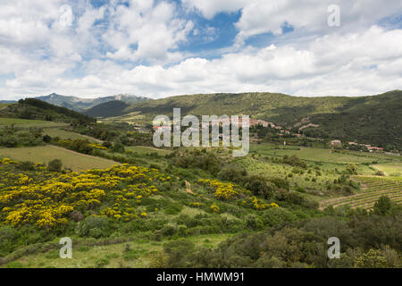 Vue paysage de Cucugnan de près de château de Quéribus, Aude, France en juin 2016. Banque D'Images