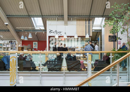 Les clients se détendre dans la galerie Cafe à Lemon Quay Market, Truro, Cornwall. Banque D'Images