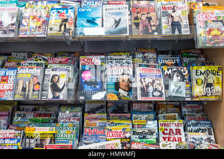 Magazines et périodiques sur l'affichage dans un supermarché Morrisons. Banque D'Images