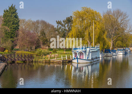 Péniche amarrée sur la Tamise, Goring-on-Thames, Oxfordshire, UK Banque D'Images