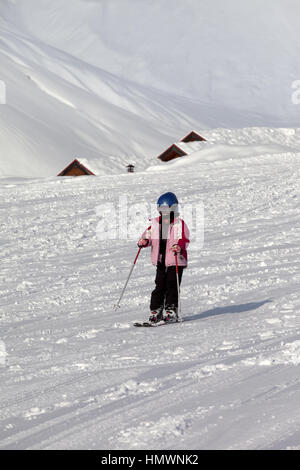 Skieur peu sur une piste de ski au soleil Journée d'hiver. Montagnes du Caucase. La Géorgie, région Gudauri. Banque D'Images