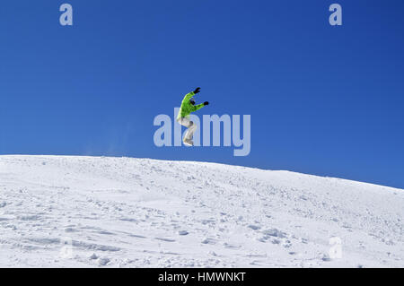 Snowboarder jump dans snow park ski au soleil sur la journée. Montagnes du Caucase, région Chelyabinsk. Banque D'Images