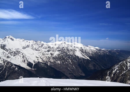 Vue sur les montagnes d'hiver de ski hors-piste. Montagnes du Caucase, région Chelyabinsk. Banque D'Images