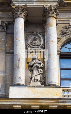 Détail de la façade de l'église des Carmélites avec des sculptures. Varsovie. Pologne Banque D'Images