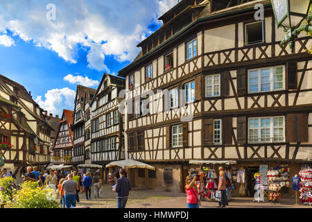 Quartier historique dans le centre de Strasbourg, Alsace, France. Les maisons à colombages de la petite France. Banque D'Images