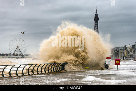 Grand déferlement des vagues sur la mer mur durant tempête à Blackpool Banque D'Images