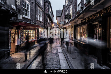 La ville de York Shambles, UK. Une rue médiévale bien préservée avec boutiques sous les bâtiments en surplomb. Banque D'Images