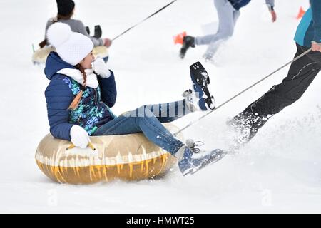 Orenbourg, Russia-January 26, 2017 Année : les étudiants jouent aux jeux d'hiver, dédié aux étudiants le jour, Banque D'Images