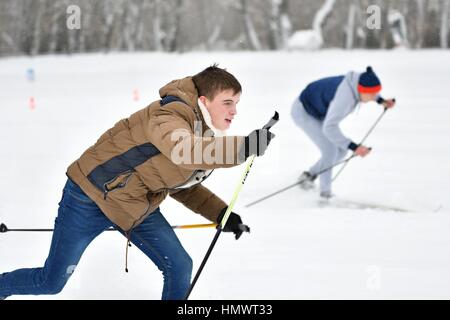 Orenbourg, Russia-January 26, 2017 Année : les étudiants jouent aux jeux d'hiver, dédié aux étudiants le jour, Banque D'Images