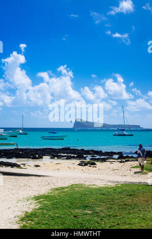 Cap Malheureux avec l'île de Coin de Mire dans la distance, l'Île Maurice, océan Indien Banque D'Images