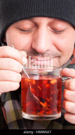 Close-up portrait de jeune homme malade de boire et de profiter d'une tasse de thé chaud Banque D'Images