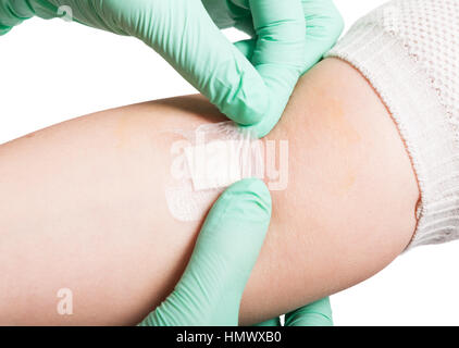 Mettre la main sur le bandage médecin femme main de la collecte de sang en vue rapprochée Banque D'Images