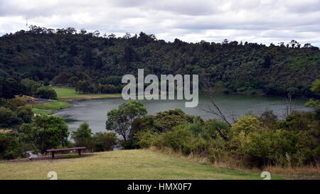 Le Lac de la vallée de Mount Gambier est un joyau caché parmi les lacs de cratère à Mount Gambier, Australie du Sud. Banque D'Images