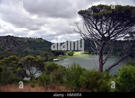 Le Lac de la vallée de Mount Gambier est un joyau caché parmi les lacs de cratère à Mount Gambier, Australie du Sud. Banque D'Images