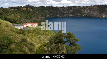 L'incroyable Lac Bleu avec la station de pompage d'origine à Mt Gambier, Australie du Sud. Le Lac Bleu est un grand lac de cratère monomictique situé dans Banque D'Images