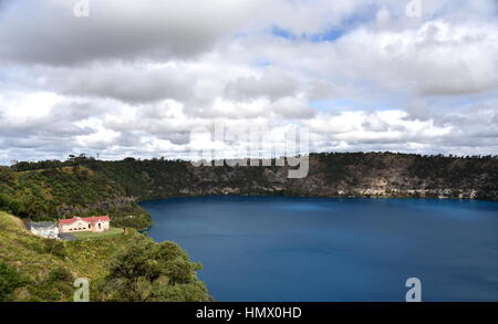 L'incroyable Lac Bleu avec la station de pompage d'origine à Mt Gambier, Australie du Sud. Le Lac Bleu est un grand lac de cratère monomictique situé dans Banque D'Images