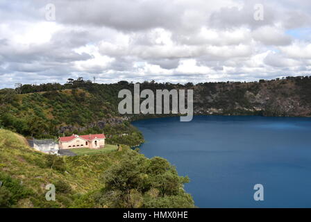 L'incroyable Lac Bleu avec la station de pompage d'origine à Mt Gambier, Australie du Sud. Le Lac Bleu est un grand lac de cratère monomictique situé dans Banque D'Images