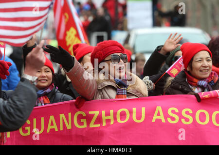 New York City, USA. 05Th Feb 2017. Les célébrations de la Nouvelle Année lunaire chinoise du coq a continué dans le Lower East Side de Manhattan avec un défilé le long de Sara Roosevelt Park les dragons & flotteurs. À l'intérieur du parc les familles ont reçu des échantillons de calligraphie chinoise & lucky notes de cerisiers Credit : Andy Katz/Pacific Press/Alamy Live News Banque D'Images