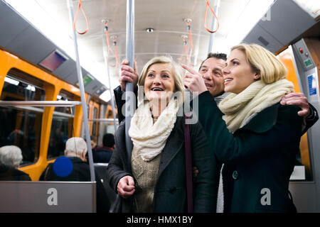 Belle famille dans des vêtements d'hiver voyager en métro Banque D'Images