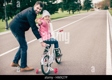 L'enseignement du Père fille à circuler à bicyclette Banque D'Images