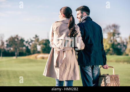 Couple heureux avec panier pique-nique Banque D'Images