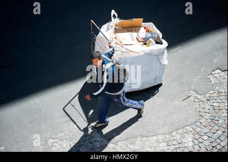 L'homme avec son panier plein de poussière de papier des déchets à Buenos Aires Banque D'Images