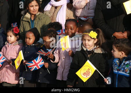 Les enfants et le personnel de l'école primaire du ruisseau Mitchell, au nord de Londres, attendre l'arrivée du duc et de la duchesse de Cambridge où ils sont présents à la place2Be Big Assemblée générale avec les chefs ensemble pendant la Semaine de la santé mentale des enfants. Banque D'Images