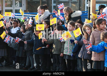 Les enfants et le personnel de l'école primaire du ruisseau Mitchell, au nord de Londres, attendre l'arrivée du duc et de la duchesse de Cambridge où ils sont présents à la place2Be Big Assemblée générale avec les chefs ensemble pendant la Semaine de la santé mentale des enfants. Banque D'Images